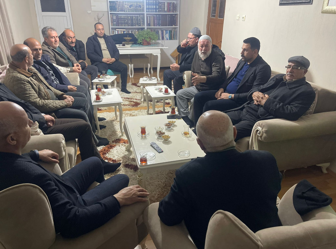 ResulcanAkgn1's tweet photo. İlçe Başkanımız sn @cengizaltin1071, yönetim kurulu üyeleri ve Belediye Meclis üyeleri hane ziyaretlerine devam ediyoruz. https://t.co/7Nc3vdLHkp