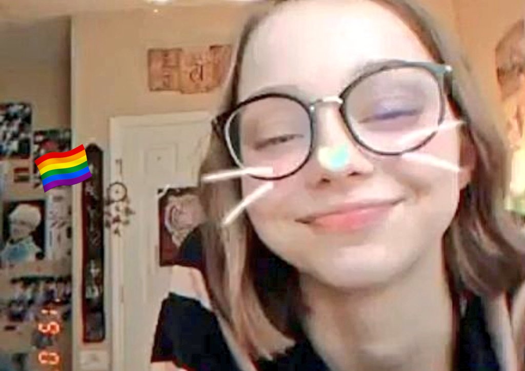 SirDuckDuck's tweet photo. @merlinaadd2306 @evyncoment Little gay flag in the back https://t.co/KxiNAxzqE8