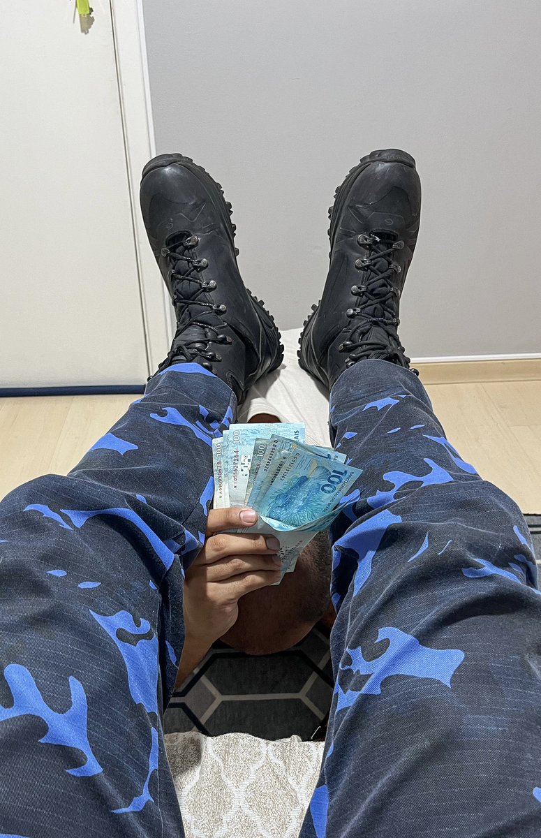 Pé de Polícia - Findom tweet media