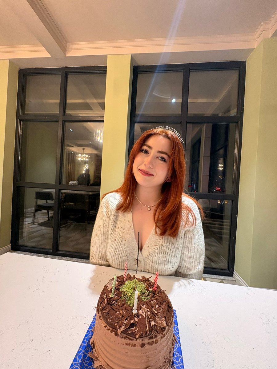 yuetv_'s tweet photo. Bu yaşıma kadar bana eşlik eden hayatıma girmiş çıkmış herkese teşekkür ederim. İyisi ile kötüsüyle baya bir yıl yaşadım kendimi bu simülasyonda bu kadar hayatta kaldığım için tebrik ediyorum... Gülmeye devam edeceğime kendime söz veriyorum 😊 https://t.co/7woZCfXhV7