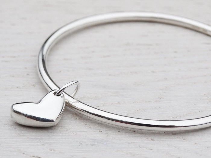 AolSpecial's tweet image. Meet our chunky solid sterling silver bangle! Hand-forged with a quirky heart, it's a simply stunning piece. Wear it solo or stack it up – a proper showstopper. #SterlingSilverJewellery #HandForgedJewellery #StackingBangles aolspecial.com/Solid-Silver-B…