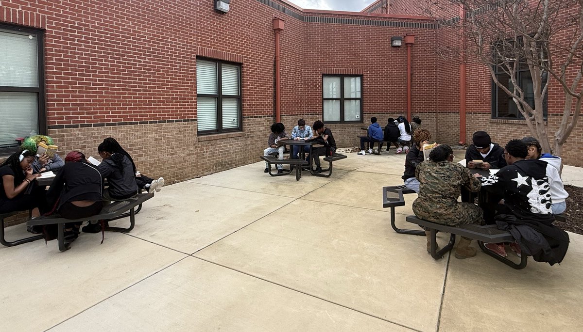 EaglesHLHS's tweet image. Ms. Robbins’ 9th grade ELA students took advantage of the nice weather and did their reading on our outdoor patio. #famiHLy 🦅 #TeamDCS