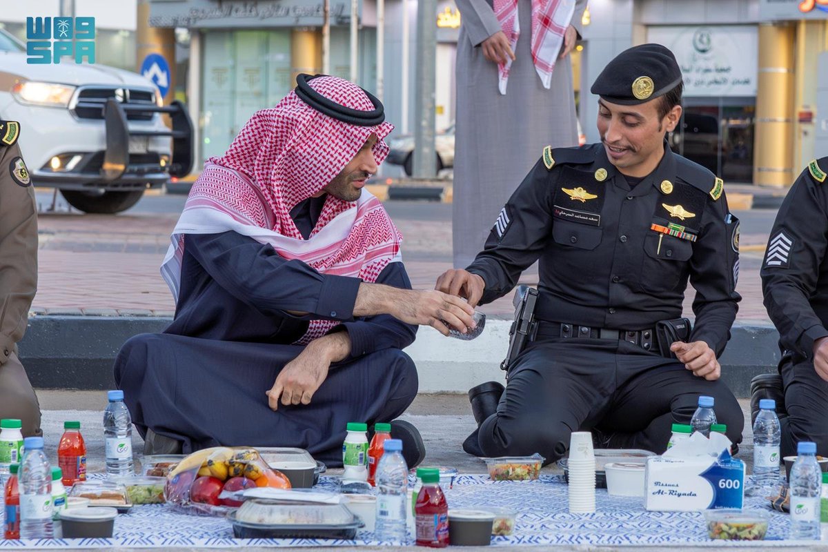 SPAregions's tweet photo. نائب أمير منطقة الجوف يشارك رجال الأمن إفطارهم الرمضاني في الميدان.
https://t.co/HolAKvuZoT
#واس_رمضان47 https://t.co/1GAT3u5xVE