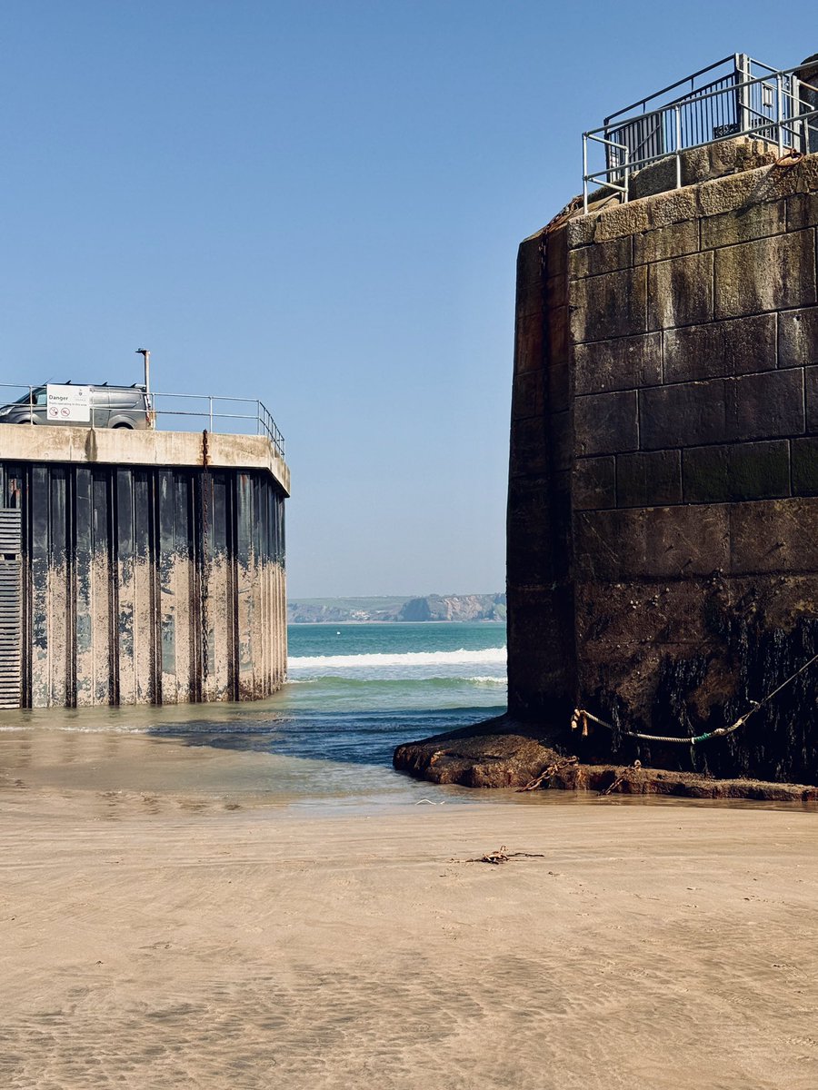 benscruton's tweet photo. Low tide https://t.co/fahrz4NU35