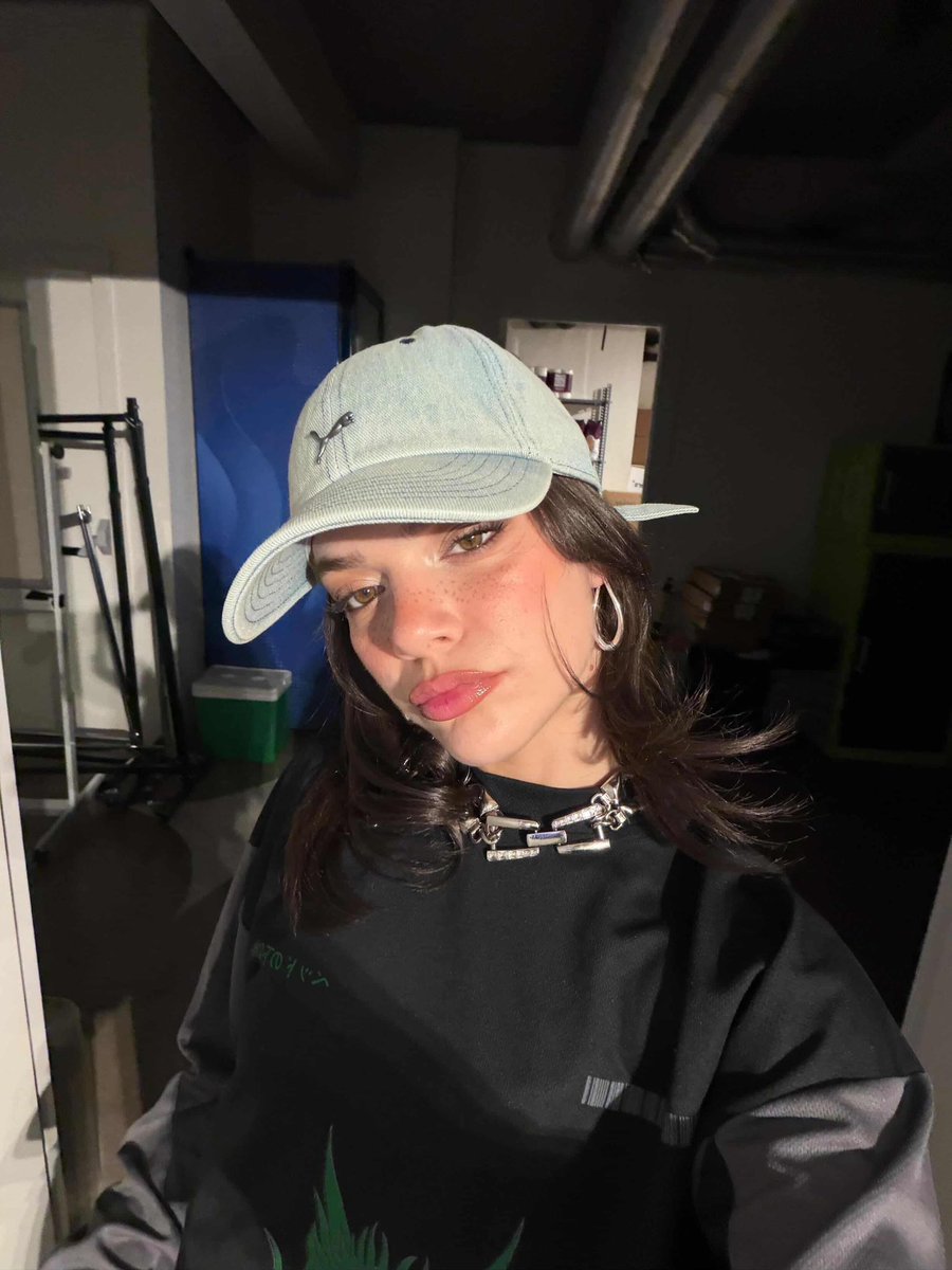 Meleğim benim sırf onların(linç kitle) sesi yüksek diye kendi ışığını kısmak zorunda değilsin fotoğrafını silme, hevesini söndürme, istediğin gibi paylaş çünkü kimse senin varlığını onaylamak zorunda değil, sen kendine yetersin. ❤️