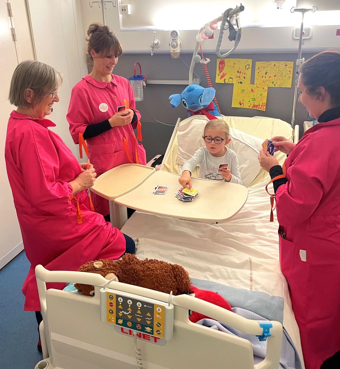 Akhisan_'s tweet photo. y a une association pour passer du temps avec les enfants hospitalisés (ça va des enfants jusqu'aux personnes âgées) ça s'appelle les blouses roses vous pouvez être bénévole sur leur site 

https://t.co/NotPrGWgz3 https://t.co/FJR60z4r9u