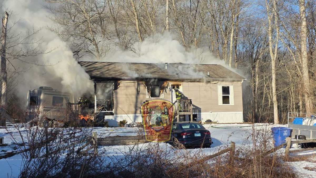 ctfirephoto's tweet photo. Happening now! We have CFPA member Rob Ladd (@NlcFire) on the scene of a dwelling fire in Montville, CT. https://t.co/KD1YDXcHEy