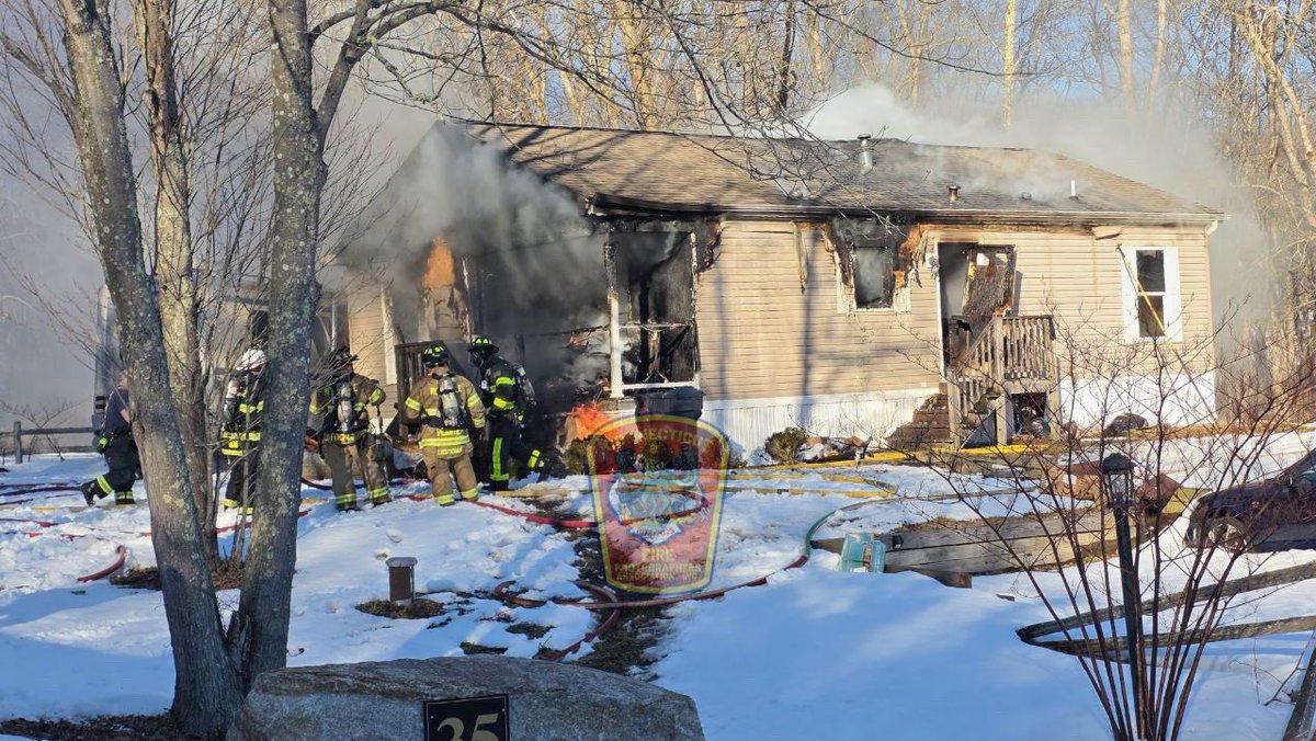 ctfirephoto's tweet photo. Happening now! We have CFPA member Rob Ladd (@NlcFire) on the scene of a dwelling fire in Montville, CT. https://t.co/KD1YDXcHEy