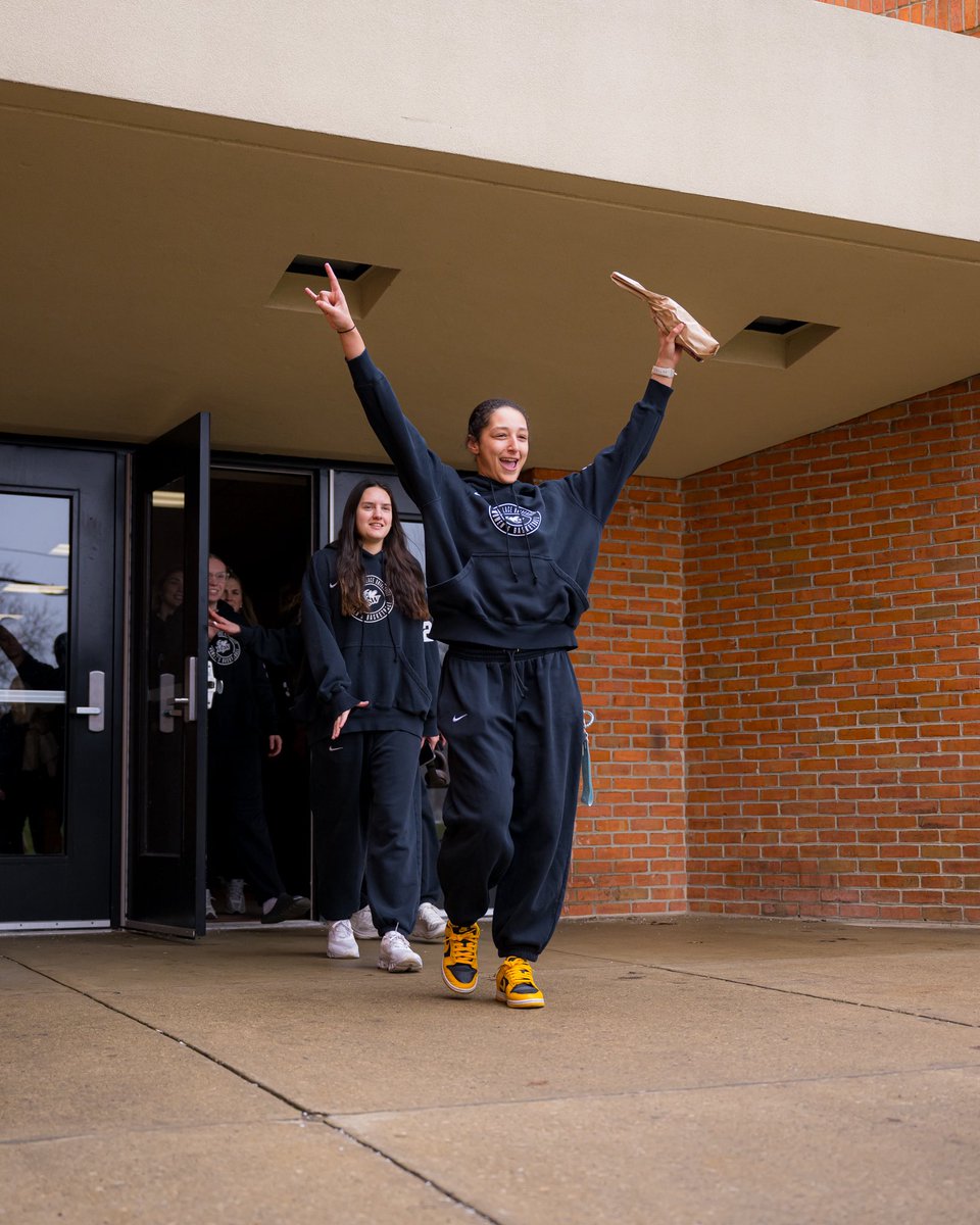 BW_wbasketball's tweet image. ncaa roadtrip 🚌

#AllInForUs #d3hoops