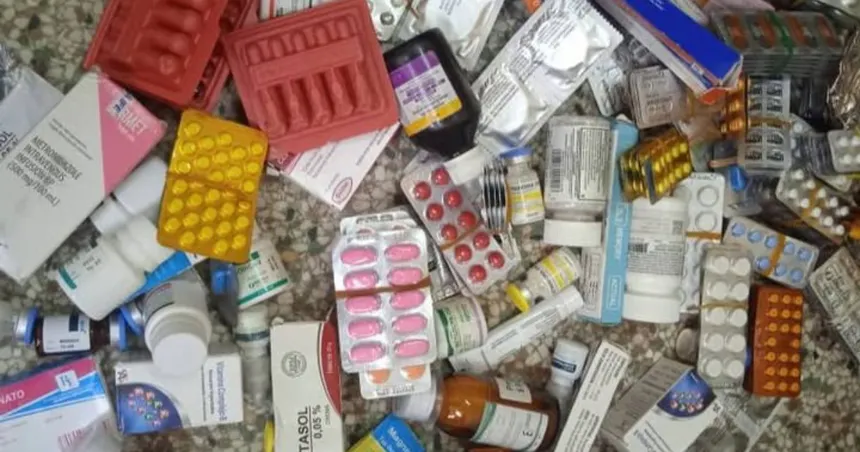 hachejotamr's tweet photo. Aviso a toda la población. El decreto ley 15.703 está vigente. En Uruguay no se pueden guardar y donar medicamentos u organizar ninguna recolección de los mismos y menos fuera de las Farmacias. Violar la ley, hasta puede ser tipificado como delito contra la Salud Pública. #Burros https://t.co/HB7ESeZLpa