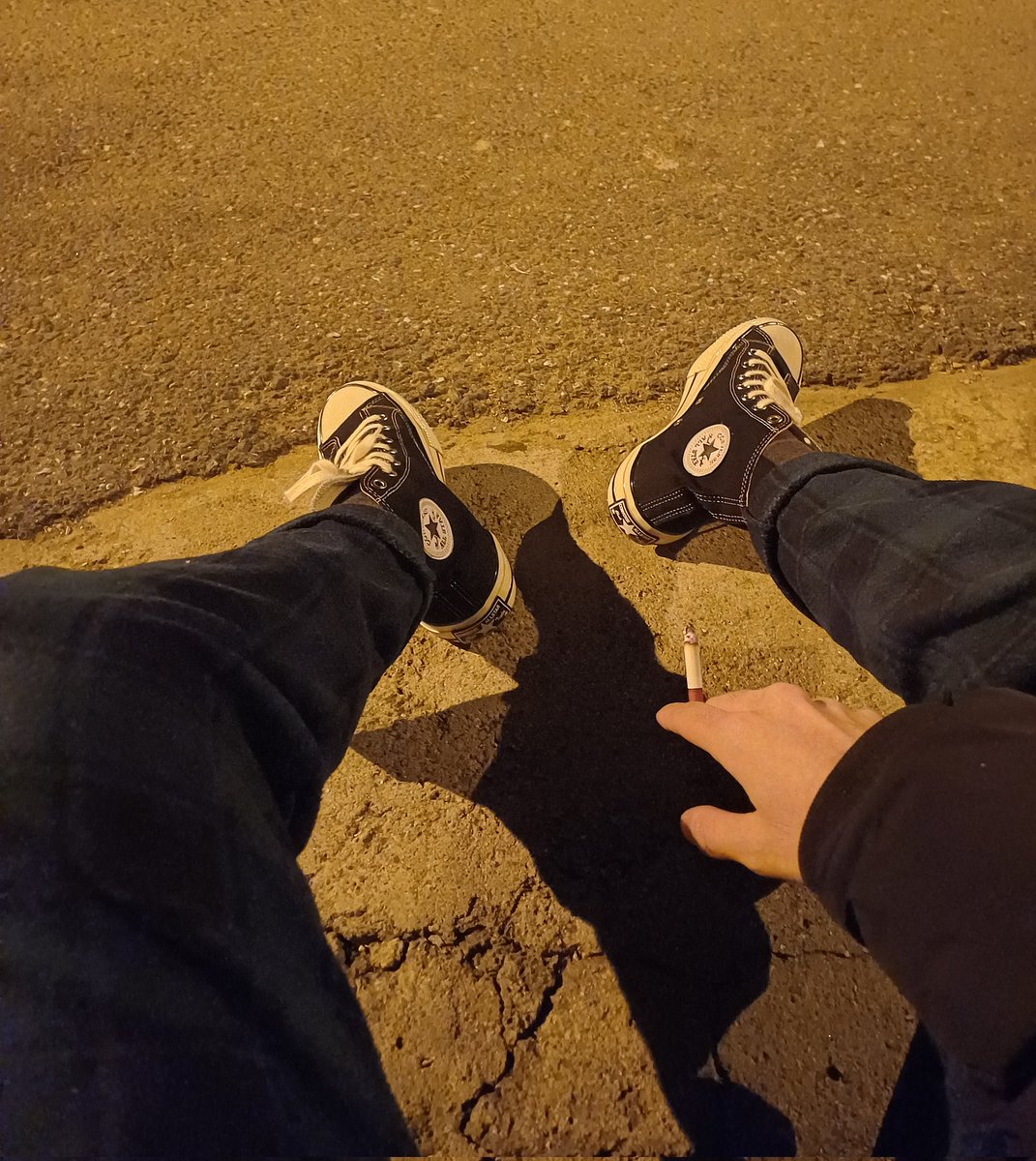 en sevdiğim aktivite ıssız bir sokakta pijamalarımla leş gibi beton bir yere çöküp dertlenmek