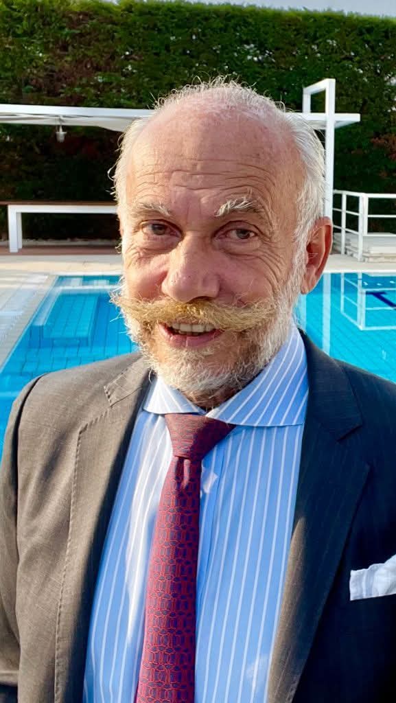 Non conosco  e non seguo #Stramezzi.
Non so neanche se possa dire di condividerlo.
Ma godere ed ironizzare sul grave stato di salute di un uomo è indegno.
Fate schifo.

#4marzo