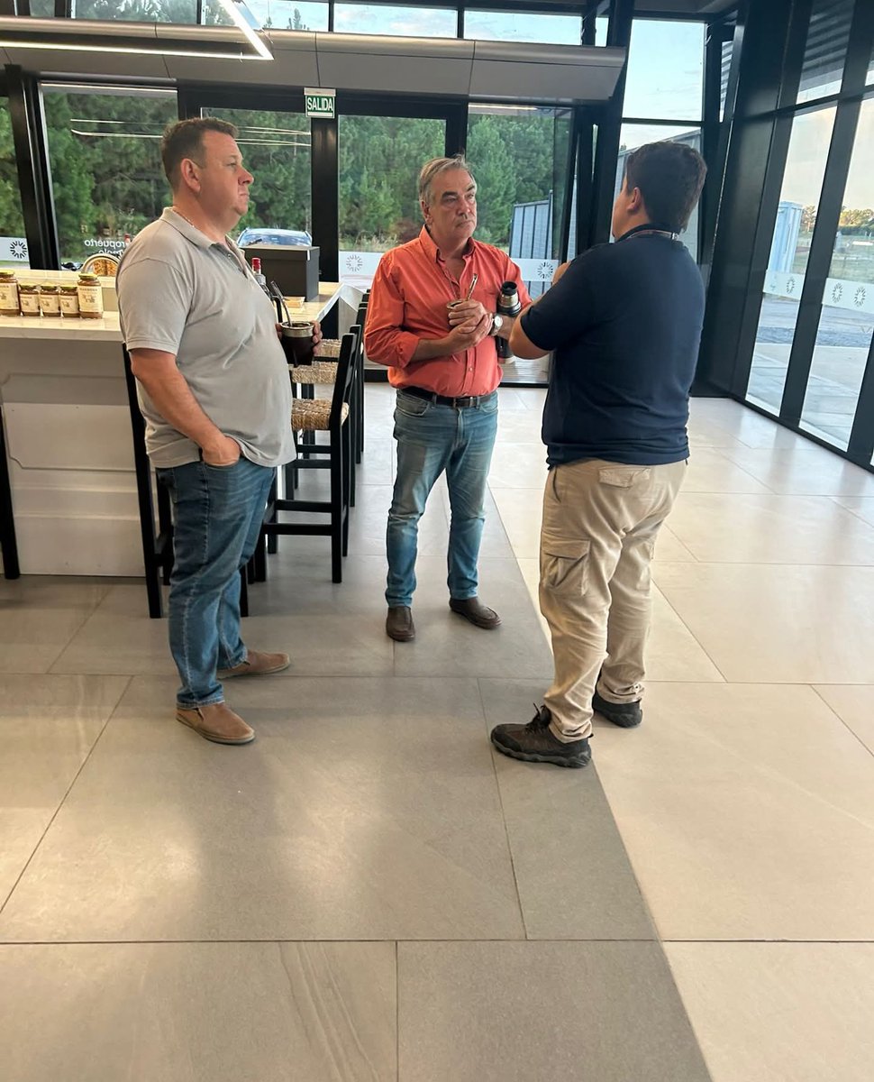 Coloniavanza30's tweet photo. Visitamos junto al #alcalde de #Carmelo, @LuisPabloParodi, el #AeropuertodeCarmelo.
Recorrimos sus instalaciones y dialogamos sobre su presente y las oportunidades de crecimiento que representa para la ciudad y toda la región.
#coloniaavanza https://t.co/XGljMgD5nX