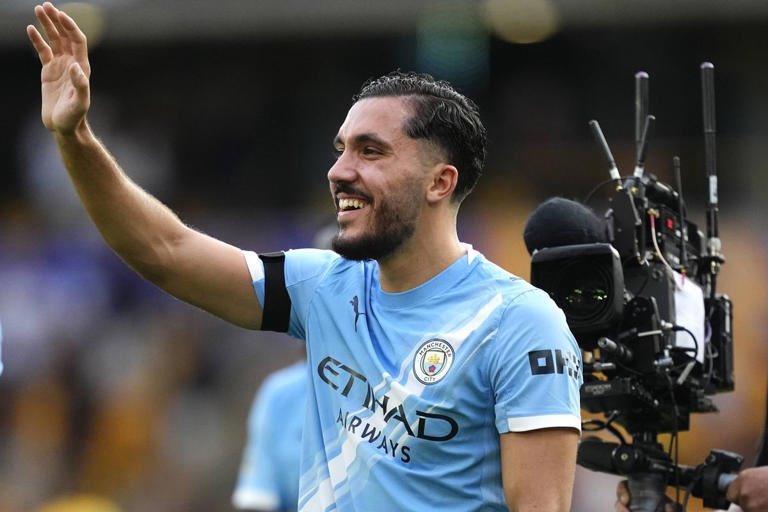 Rayan Cherki depuis son arrivée à City quand il est titulaire :

🥅 22 titularisations 
⚽️ 22 buts + passes 
🐐Meilleur dribbleur et créateur

"Il est fort que sur le banc" 🤡