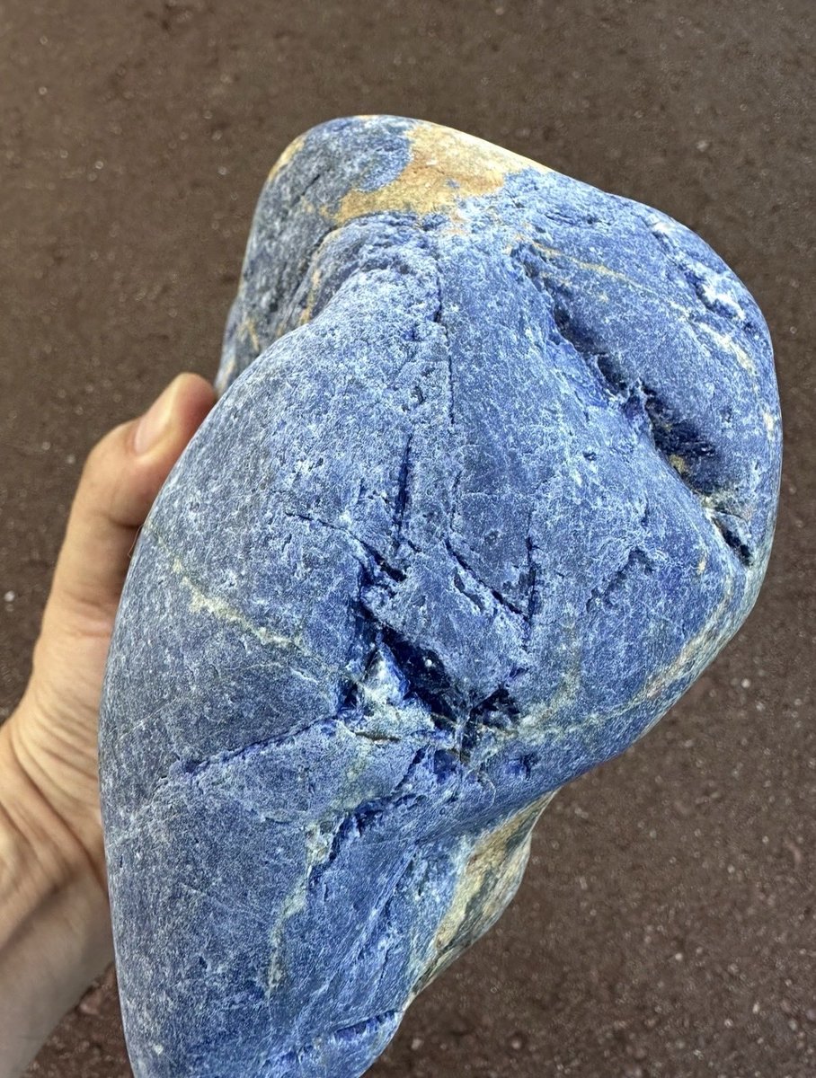 今日の糸魚川鉱物は、 「もしかしたら､この青い🔵鉱物も‼️」です