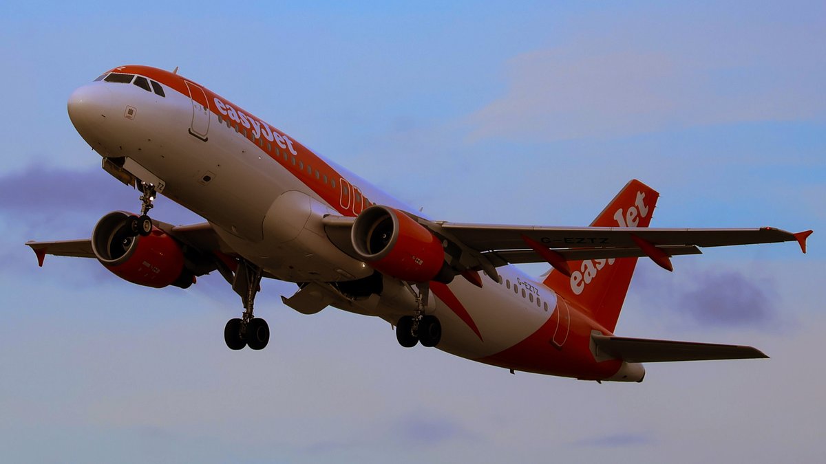 DJBru_'s tweet photo. Made my first visit down to EDI to check out the mound plane spotting, cool spot i will be back for sure. Still sorting all my videos from the weekend so here is a pic of an EasyJet leaving for just now! ✈️ Airbus A320-214 #planes #planespotting #easyjet #edinburgh https://t.co/pjhojdnrMT