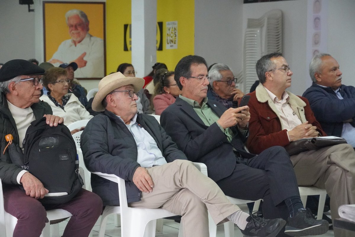 BecerraGabo's tweet photo. Esta tarde he acompañado la Asociación Nacional de Pensionados del Magisterio #ANEP.
El derecho a la pensión y la garantía de una vejez digna son conquistas de las luchas sociales del pueblo y del magisterio. Defenderlas es defender la dignidad de Colombia.
Este 8 de marzo, a votar por el Pacto Histórico al Senado y a la Cámara. Y el 31 de mayo, @IvanCepedaCast Presidente en primera vuelta.