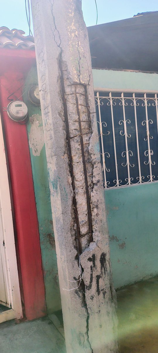 YYRRAAKK's tweet photo. Un poste en muy mal estado, se había reportado anteriormente L4043780676  una cuadrilla iba a realizar el cambio, solo colocaron 1, no volvieron, este poste es un peligro para transeúntes sobre todo para los niños y los domicilios #CFE #ProteccióCivil  #Edomex #azucenacisneros https://t.co/6deX1UlFvf