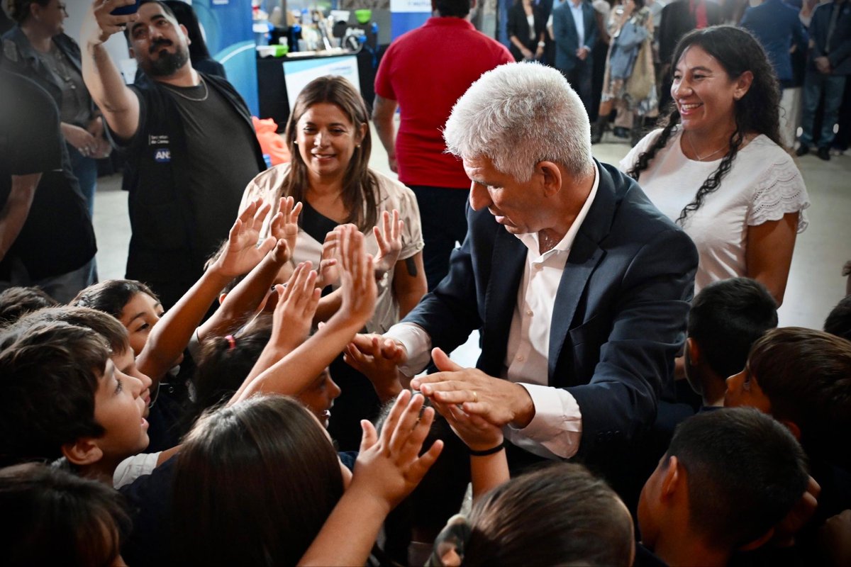 claudiojpoggi's tweet photo. GIRA EDUCATIVA en VILLA DE LA QUEBRADA - Visitamos la comunidad educativa de la ESCUELA Nro 306 ZOILO CONCHA de la Localidad de Villa de la Quebrada. Lanzamos tres programas provinciales que tienen que ver con la formación de los chicos en las escuelas: las TUBI, COOPERATIVAS ESCOLARES y OLIMPIADAS DE TURISMO (para las escuelas con orientación en turismo).