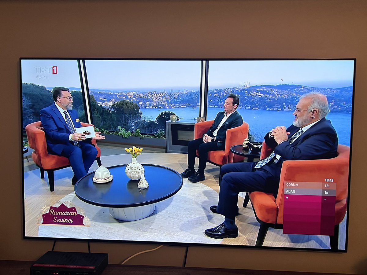 Bu akşam trt 1 iftar programında Mustafa Demirci ve Mehmet Emin Ay’ı beraber görünce içim öyle coştu ki anlatamam. Sanki yıllardır görüşmüyorlar da bir araya gelmişler gibi. Tabi Fatih Koca’yı da çok severim benim için en iyi iftar programı bu akşama aitti
