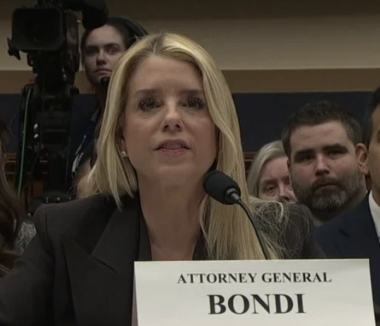 BREAKING: The House Oversight Committee has voted 24–19 to subpoena Pam Bondi as part of its investigation into Jeffrey Epstein. Five Republicans joined Democrats in supporting the subpoena.