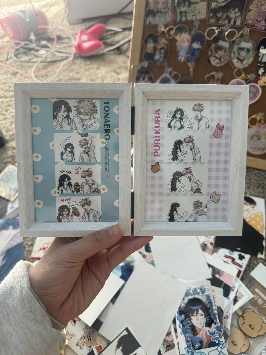 stephthefangirl's tweet image. This frame at Daiso fits netprints perfectly! 🩷 
#oshikatsu #となりの席のヤツがそういう目で見てくる #netprint #mmkmanga