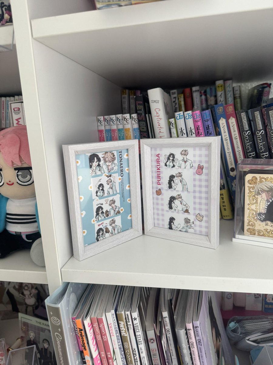 stephthefangirl's tweet image. This frame at Daiso fits netprints perfectly! 🩷 
#oshikatsu #となりの席のヤツがそういう目で見てくる #netprint #mmkmanga