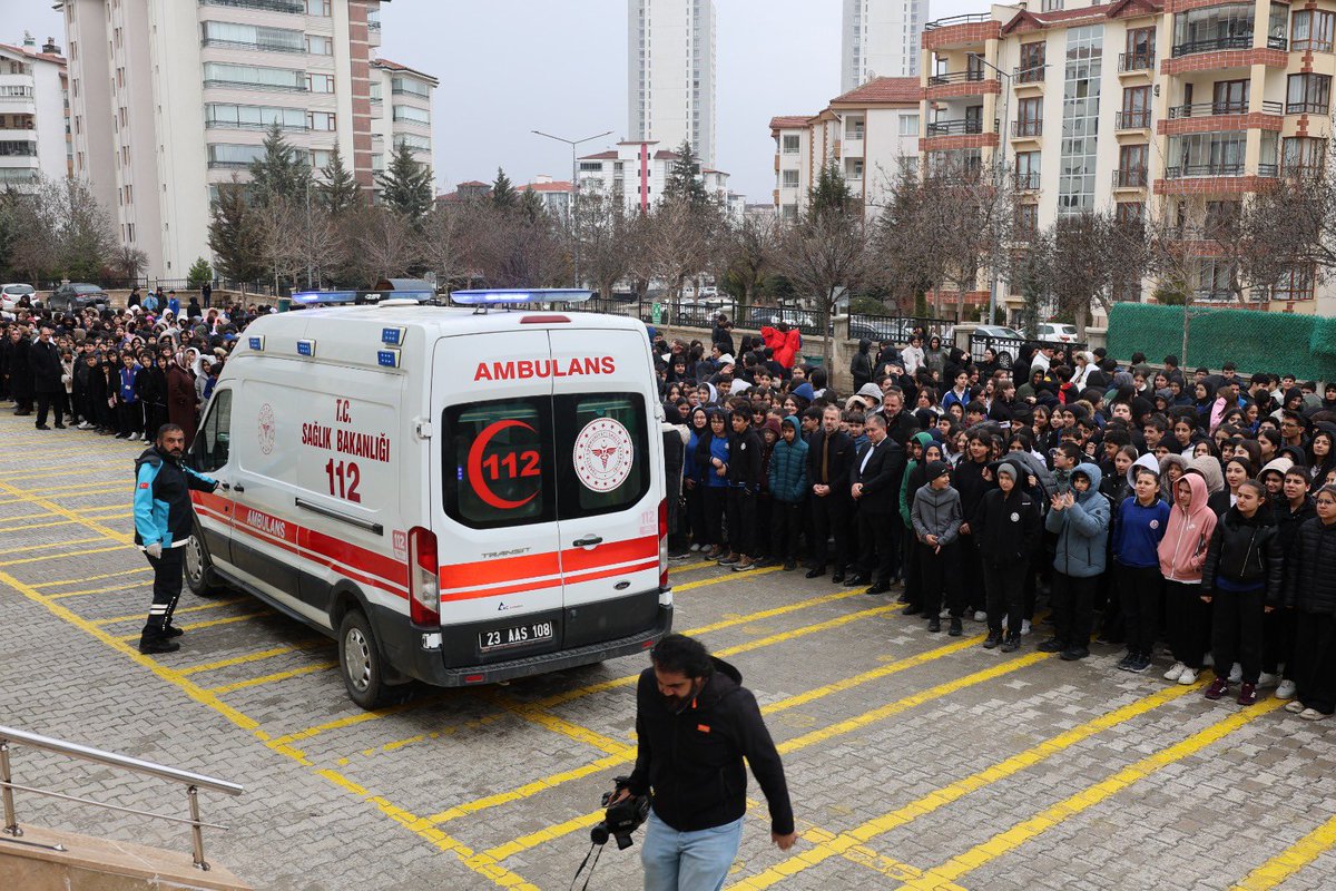 elazigmem's tweet photo. 🚨Arama-Kurtarma Tatbikatı 
1-7 Mart Deprem Haftası kapsamında MEM AKUB, AFAD, Jandarma ve 112 Acil ekiplerinin katılımı ile İhsan Tangülü Ortaokulunda gerçeği aratmayan bir arama kurtarma tatbikatı gerçekleştirildi. 
Tatbikata başınndan sonuna kadar katılan Milli Eğitim Müdürü Beraat ŞAHİN, gerçeği aratmayan tatbikatta görev alan ekiplere ve öğrencilerimize teşekkür etti. 
İl müdürümüz ŞAHİN tatbikatın ardından öğretmenlerimizle bir araya gelerek eğitim öğretim çalışmaları hakkında fikir alışverişinde bulundu. @tcmeb @SahinBeraat #elazığ