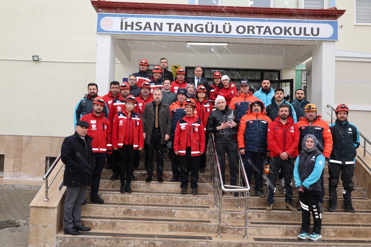 elazigmem's tweet photo. 🚨Arama-Kurtarma Tatbikatı 
1-7 Mart Deprem Haftası kapsamında MEM AKUB, AFAD, Jandarma ve 112 Acil ekiplerinin katılımı ile İhsan Tangülü Ortaokulunda gerçeği aratmayan bir arama kurtarma tatbikatı gerçekleştirildi. 
Tatbikata başınndan sonuna kadar katılan Milli Eğitim Müdürü Beraat ŞAHİN, gerçeği aratmayan tatbikatta görev alan ekiplere ve öğrencilerimize teşekkür etti. 
İl müdürümüz ŞAHİN tatbikatın ardından öğretmenlerimizle bir araya gelerek eğitim öğretim çalışmaları hakkında fikir alışverişinde bulundu. @tcmeb @SahinBeraat #elazığ