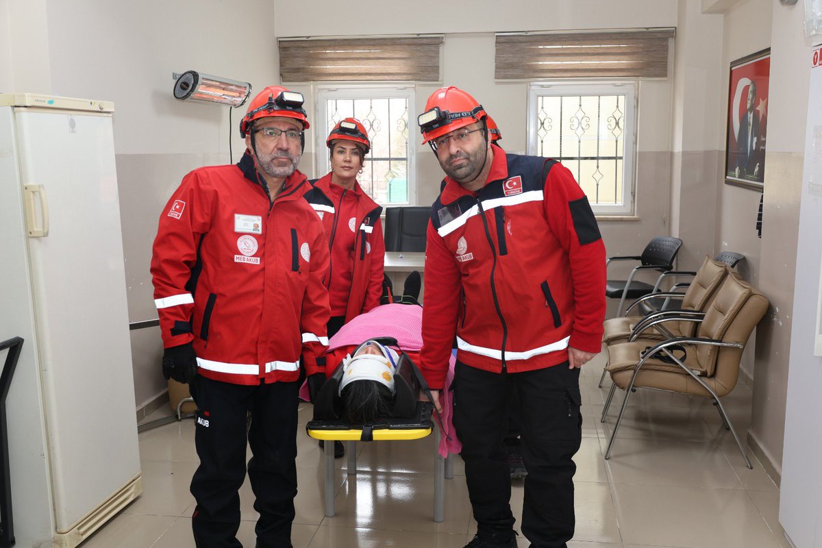 elazigmem's tweet photo. 🚨Arama-Kurtarma Tatbikatı 
1-7 Mart Deprem Haftası kapsamında MEM AKUB, AFAD, Jandarma ve 112 Acil ekiplerinin katılımı ile İhsan Tangülü Ortaokulunda gerçeği aratmayan bir arama kurtarma tatbikatı gerçekleştirildi. 
Tatbikata başınndan sonuna kadar katılan Milli Eğitim Müdürü Beraat ŞAHİN, gerçeği aratmayan tatbikatta görev alan ekiplere ve öğrencilerimize teşekkür etti. 
İl müdürümüz ŞAHİN tatbikatın ardından öğretmenlerimizle bir araya gelerek eğitim öğretim çalışmaları hakkında fikir alışverişinde bulundu. @tcmeb @SahinBeraat #elazığ