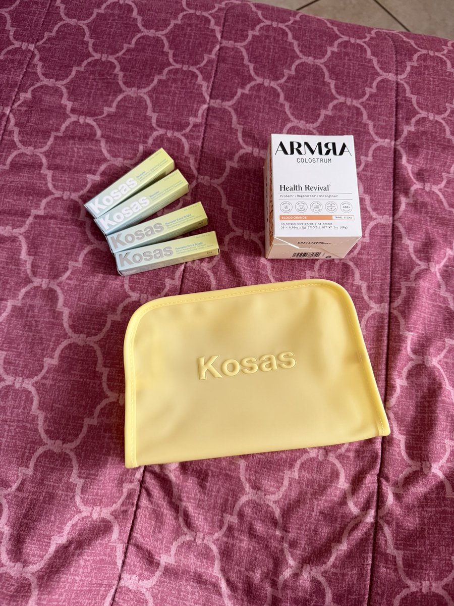 Helenmarie423's tweet photo. My mom walked in saying “UPS just delivered this” 🥺💛✨💐 #microinfluencer #ugccreator #contentcreator https://t.co/GPBs3H6vF3