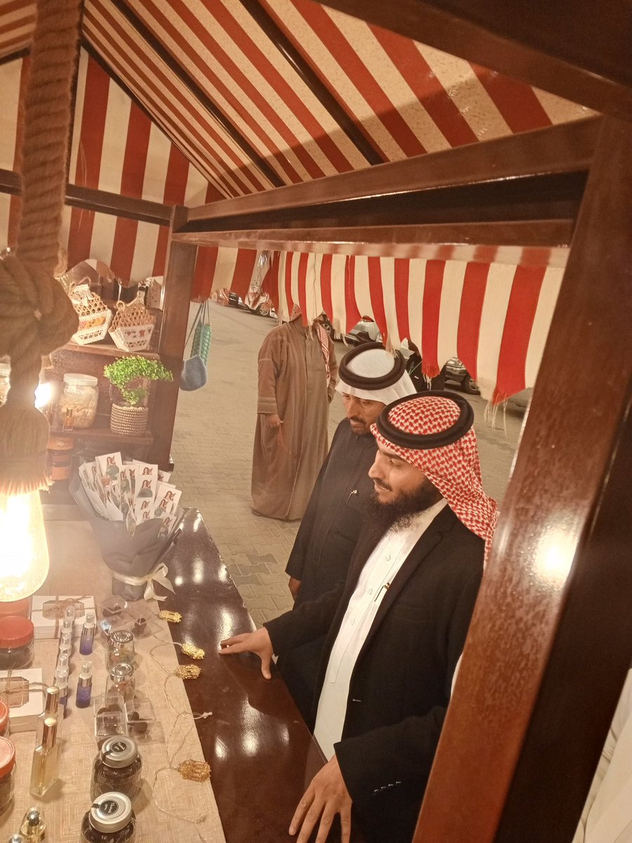 berafara's tweet photo. استقبلت جمعية البر والخدمات الاجتماعية بعفراء (جود) هذا اليوم مدير فرع بنك التنمية الاجتماعية بمحافظة بيشه محمد ال جمان والاستاذ عبدالله القحطاني وقد تم خلال اللقاء مقابلة الاسر المنتجه وعرض منتجات وخدمات البنك وتمت زيارة السوق الرمضاني بالشراكه مع بلدية محافظة بلقرن. https://t.co/pWco7sUWKh