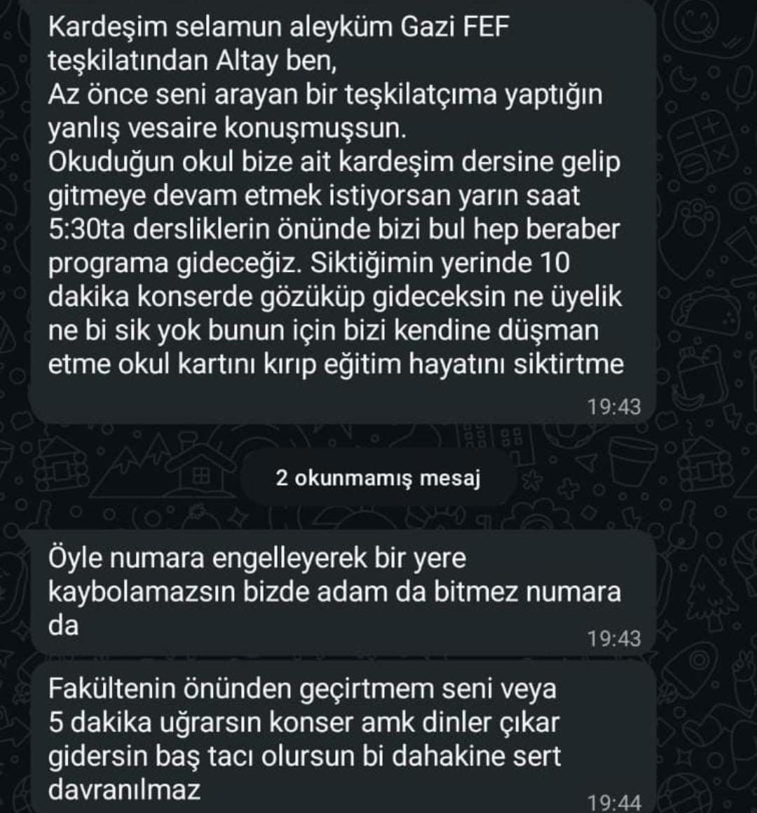 kampushaberagi's tweet photo. Ankara Hacı Bayram Veli Üniversitesi'nde öğrenciler Ülkü Ocakları tarafından tehdit ediliyor!

🔸️Ders çıkışlarında kendilerini ülkücü olarak tanıtan bir grup, öğrencileri ayrı bir dersliğe alarak zorla telefon numaralarını istiyor.

🔸️Telefon numaraları alınan öğrenciler bir gruba eklenip etkinliklere çağırılıyor. Etkinliklere gelmeyen öğrenciler "ceza" ile tehdit ediliyor.

🔸️Dönem boyunca tehdit ve baskılara maruz kalan öğrenciler CİMER ve dekanlığa şikayetlerde bulunuyor.

🔸️Şikayette bulunan öğrenciler kamerasız ayrı bir sınıfa alınarak darp ediliyor. Olay Fransızca bölümü öğrencileri tarafından görülüyor, okul polisi ve güvenlik geleceği sırada ülkücü gruplar silah getirin diyerek kaçıyor.

🔸️Olayın ardından tutanak tutan polisler darp edilen öğrenciyi özel numaradan arayarak "Şikayetçi olursan okulda okutmazlar seni, iki yılın boşa gider, gel konuşup halledelim." diyerek baskı yapıyor.

🔸️Olaydan birkaç gün sonra, kendisini ülkücü avukat olarak tanıtan bir şahıs öğrencilere ulaşarak "Eğer şikayetçi olursan kamu davası açılır, siciline işler ve akademisyen olamazsın" şeklinde asılsız iddialarda bulunarak şikayetten vazgeçirmeye çalışıyor.