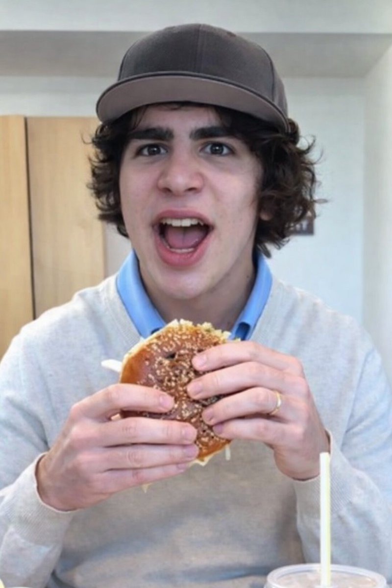 Gen Alpha CEO Tries the Famous 'Evan' Burger