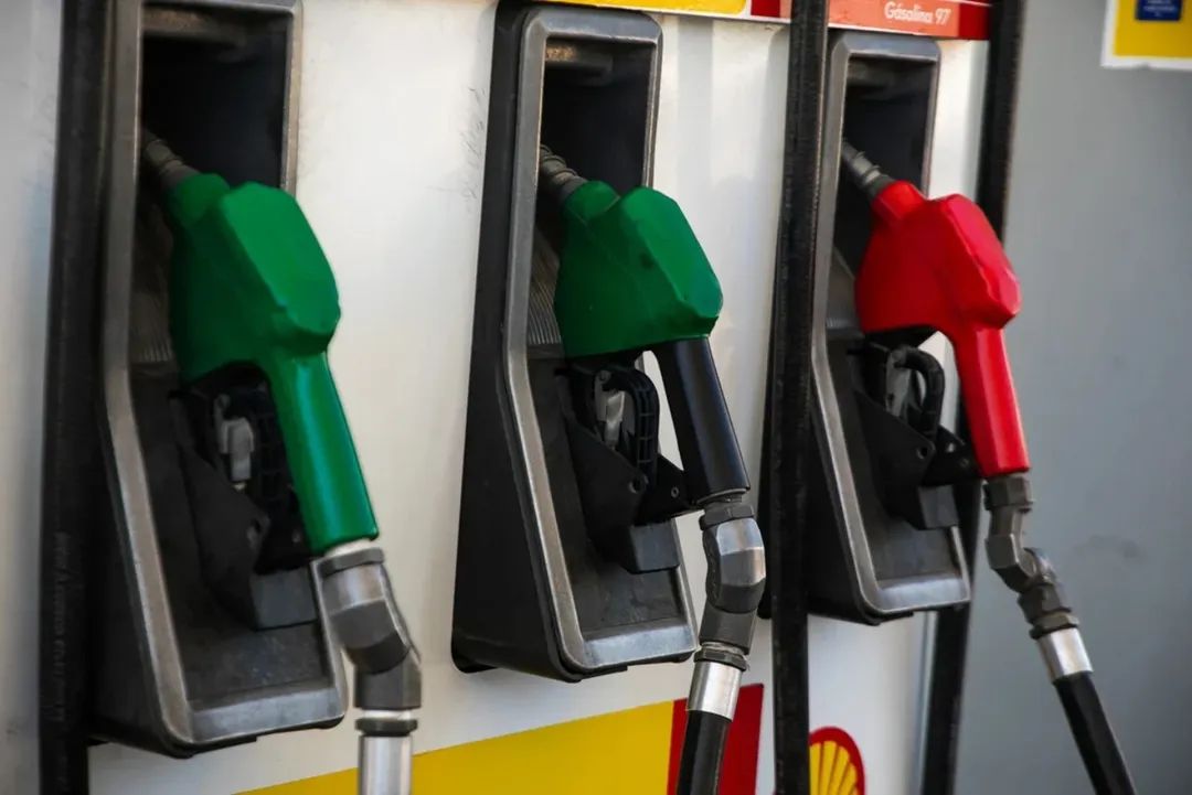 #Chile Desde mañana jueves 5 de marzo los precios de los combustibles variaran de acuerdo al siguiente detalle:

🔴Gasolina 93 ⬆️ + $18.8
🔴Gasolina 97 ⬆️ + $20.9
🟢Kerosene ⬇️ - $27.9
🔴Diésel ⬆️ + $19.3
🔴GLP ⬆️ + $11.8