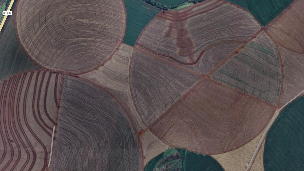 viu essas bolas ai, ? calma nao é et. 
isso é exatamente como fica uma area com irrigação, via pivo central.