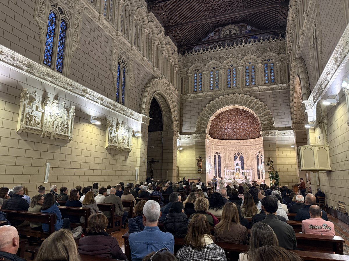 VOX_Guadalajara's tweet image. 🕯️🙏 Las Hermanas Adoratrices conmemoran el centenario de su presencia en Guadalajara: 100 años de educación, caridad y esperanza. ✨📚

Nuestro concejal y portavoz en el Ayuntamiento, Víctor Morejón, ha acompañado la misa del centenario. 🤝

#Guadalajara #Adoratrices #Centenario