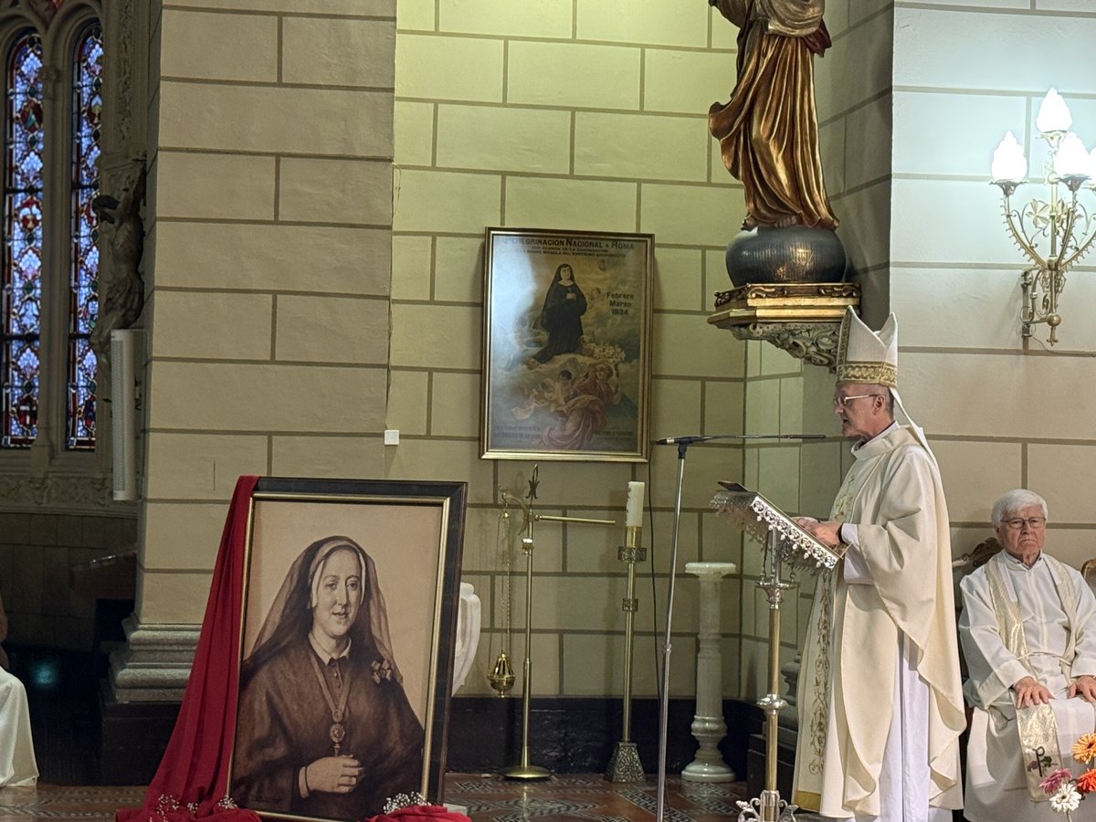 VOX_Guadalajara's tweet image. 🕯️🙏 Las Hermanas Adoratrices conmemoran el centenario de su presencia en Guadalajara: 100 años de educación, caridad y esperanza. ✨📚

Nuestro concejal y portavoz en el Ayuntamiento, Víctor Morejón, ha acompañado la misa del centenario. 🤝

#Guadalajara #Adoratrices #Centenario