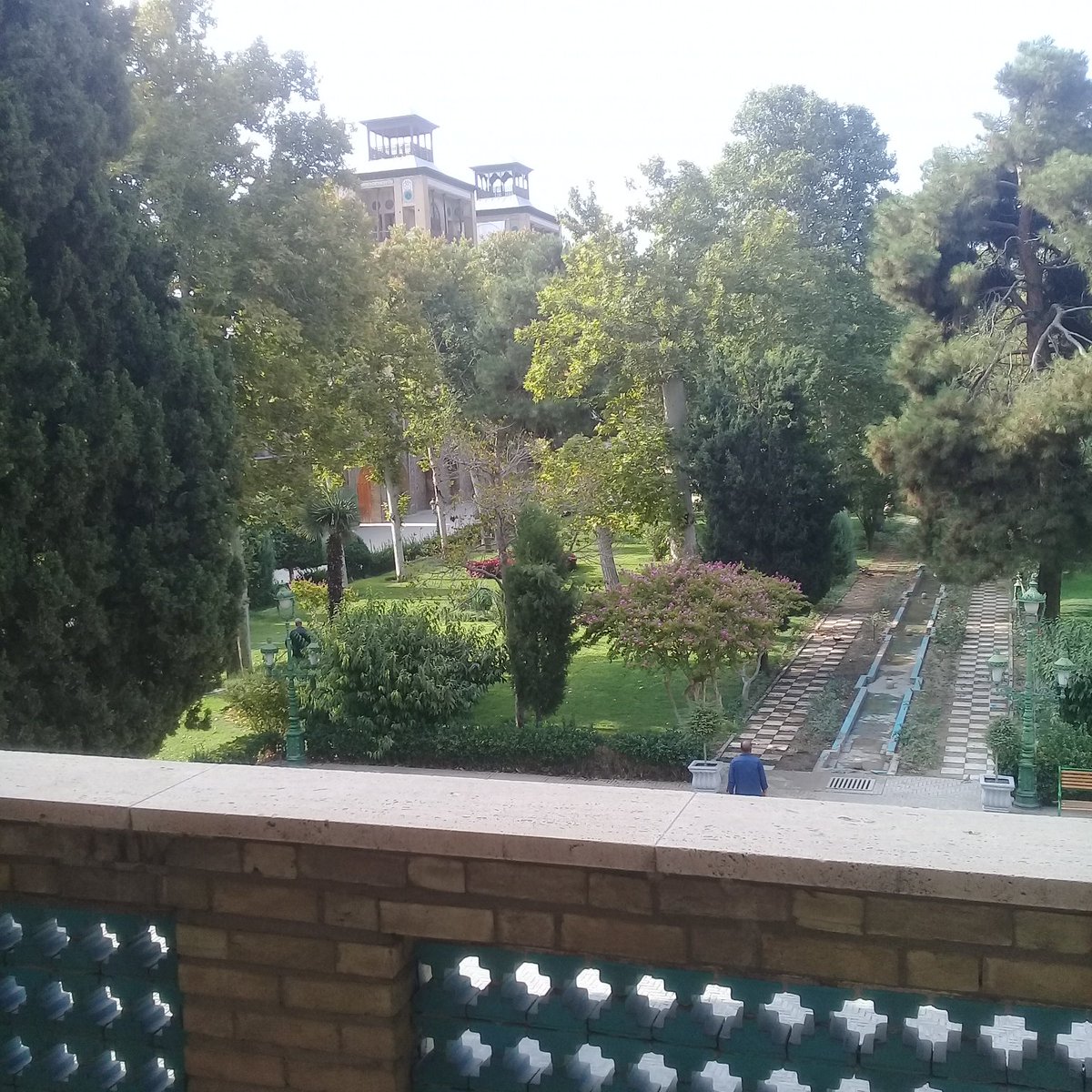 کسانی که مرا می‌شناسند، می‌دانند که چقدر خبر آسیب به کاخ گلستان برایم دردآور بود. جایی که بخشی از ۱۵ سالِ اخیر زندگی‌ام در آن گذشت. اما چه می‌توان کرد که مسبب همه این رنج‌ها جمهوری اسلامی است و اکنون هیچ چیز در برابر آزادی ملت بزرگ ایران و پاسداشت خون جانفدایان میهن ارزشی ندارد.