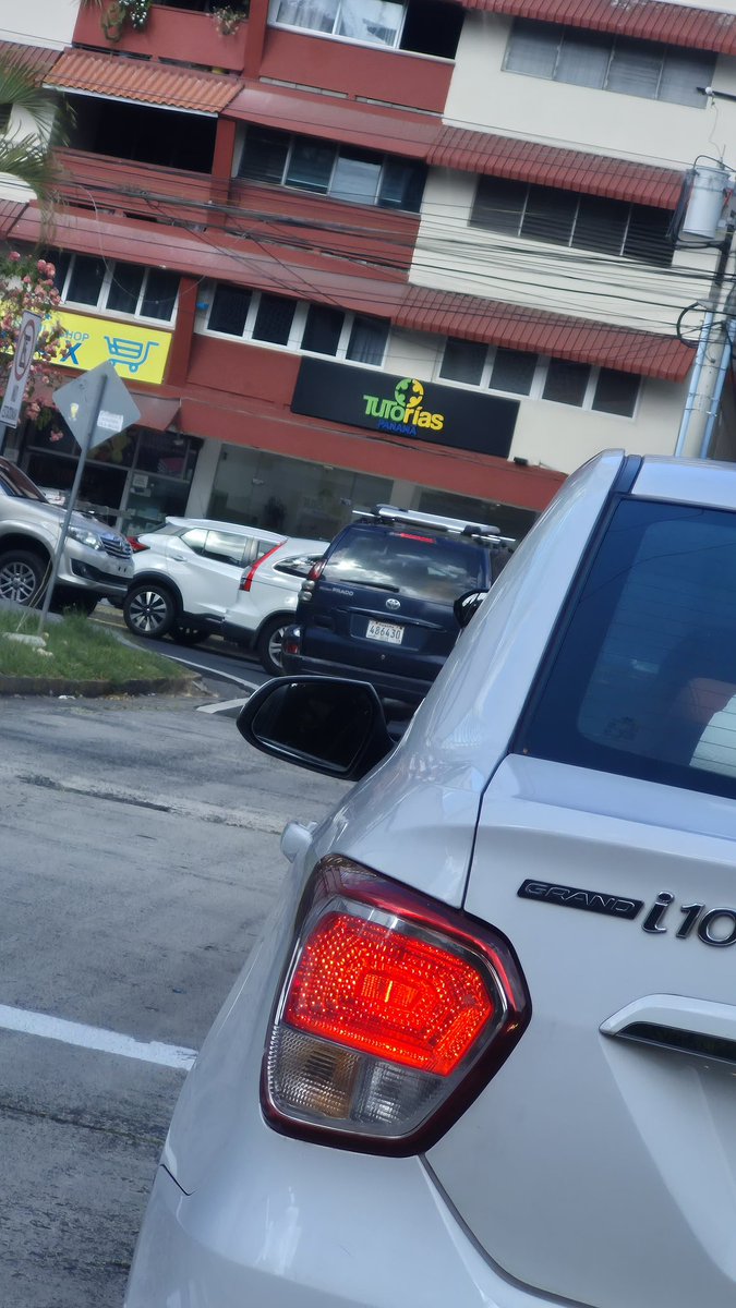 traficocpanama's tweet photo. Autos en vía contraria en Calle Grecia hacia la avenida Ramón Arias en El Carmen. https://t.co/1wFK7HQYb7