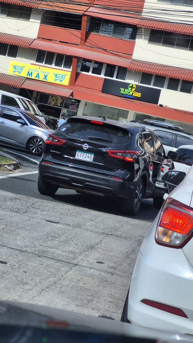 traficocpanama's tweet photo. Autos en vía contraria en Calle Grecia hacia la avenida Ramón Arias en El Carmen. https://t.co/1wFK7HQYb7