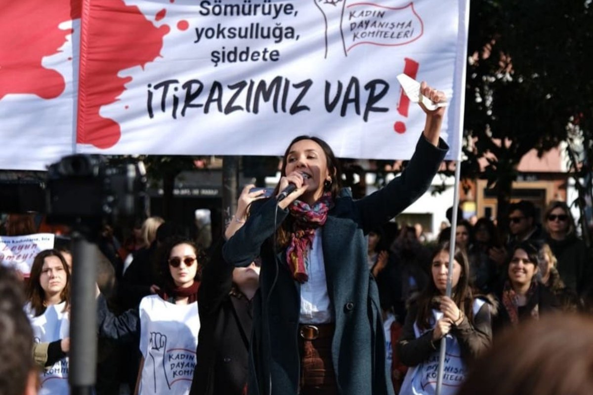 solhaberportali's tweet photo. Senem Doruk İnam’la 8 Mart üzerine: 'Nefes almak için, yaşamak için bu düzeni değiştireceğiz'

🔴8 Mart Dünya Emekçi Kadınlar Günü yaklaşırken soL'a konuşan Kadın Dayanışma Komiteleri Sorumlusu ve TKP MK üyesi Senem Doruk İnam (@senemdorukk), "Bize artık bu düzende rahat bir nefes yok. O halde nefes almak için mücadele edeceğiz, yaşamak için bu düzeni değiştireceğiz" dedi.

Haber: İrem Yıldırım (@irmyldrm)

https://t.co/Npk6u5HEaO