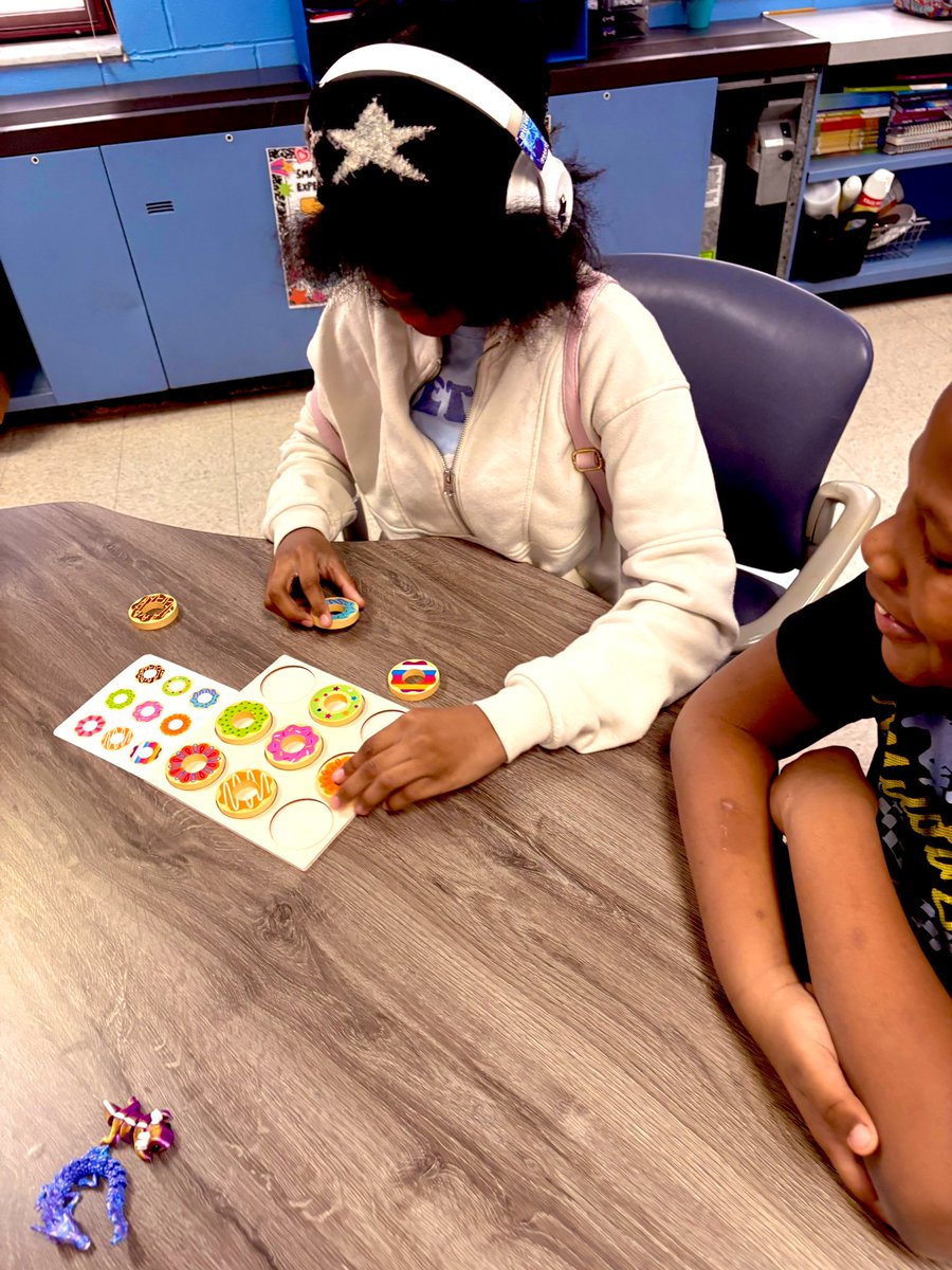 MissSaunders97's tweet photo. My kiddos have been working on their Executive Functioning skills. We worked on organization and spatial awareness this week! https://t.co/wRWieQSyzn