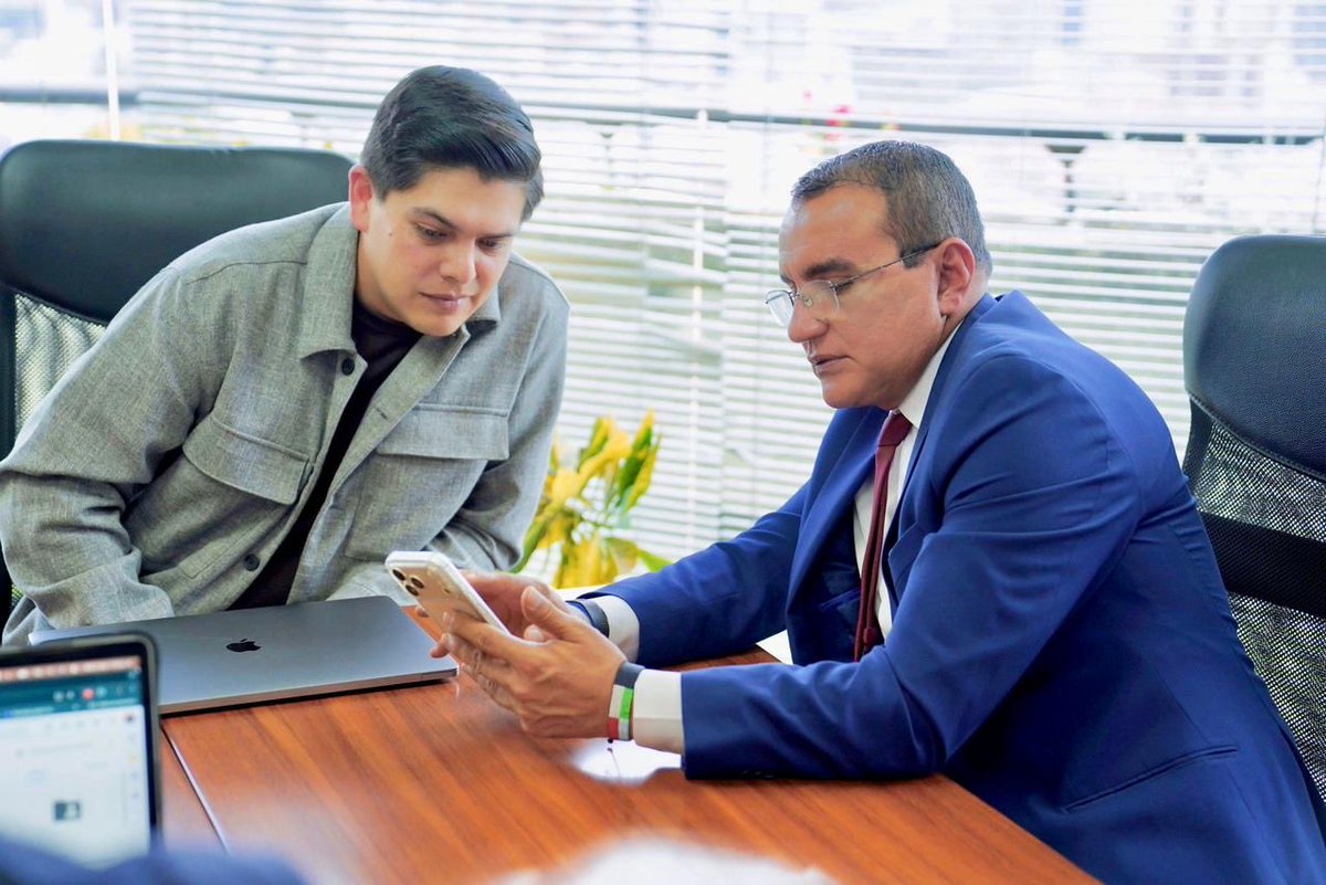 Javier_PincayS's tweet photo. Nos reunimos con Ana Isabel Carvallo, subsecretaria del Viceministerio de Desarrollo Urbano y Vivienda, para gestionar viviendas para familias afectadas por el fuerte invierno.

También avanzamos en el proyecto de Mejoramiento de Barrios en Las Orquídeas. https://t.co/4M3EmIRFan
