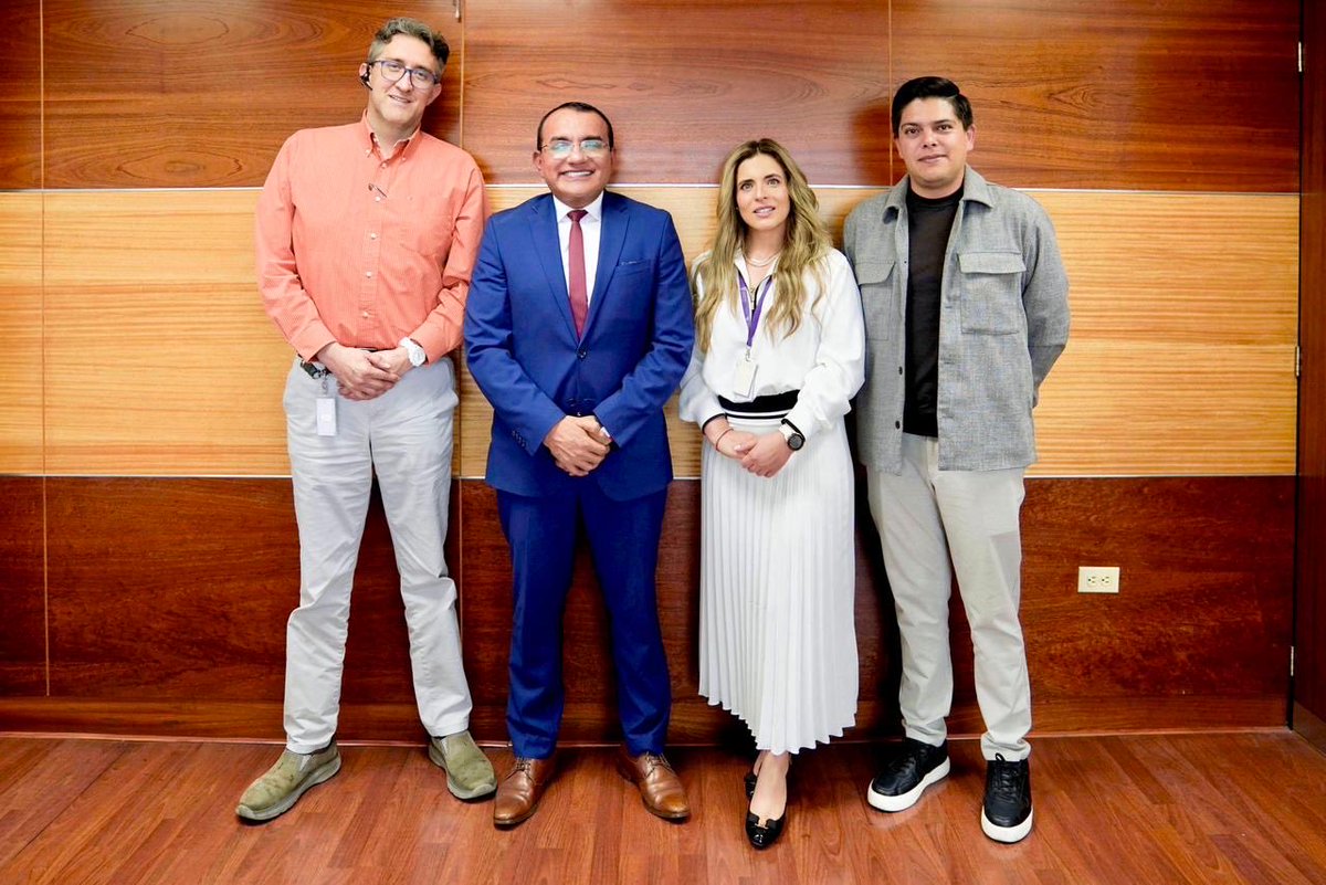 Javier_PincayS's tweet photo. Nos reunimos con Ana Isabel Carvallo, subsecretaria del Viceministerio de Desarrollo Urbano y Vivienda, para gestionar viviendas para familias afectadas por el fuerte invierno.

También avanzamos en el proyecto de Mejoramiento de Barrios en Las Orquídeas. https://t.co/4M3EmIRFan