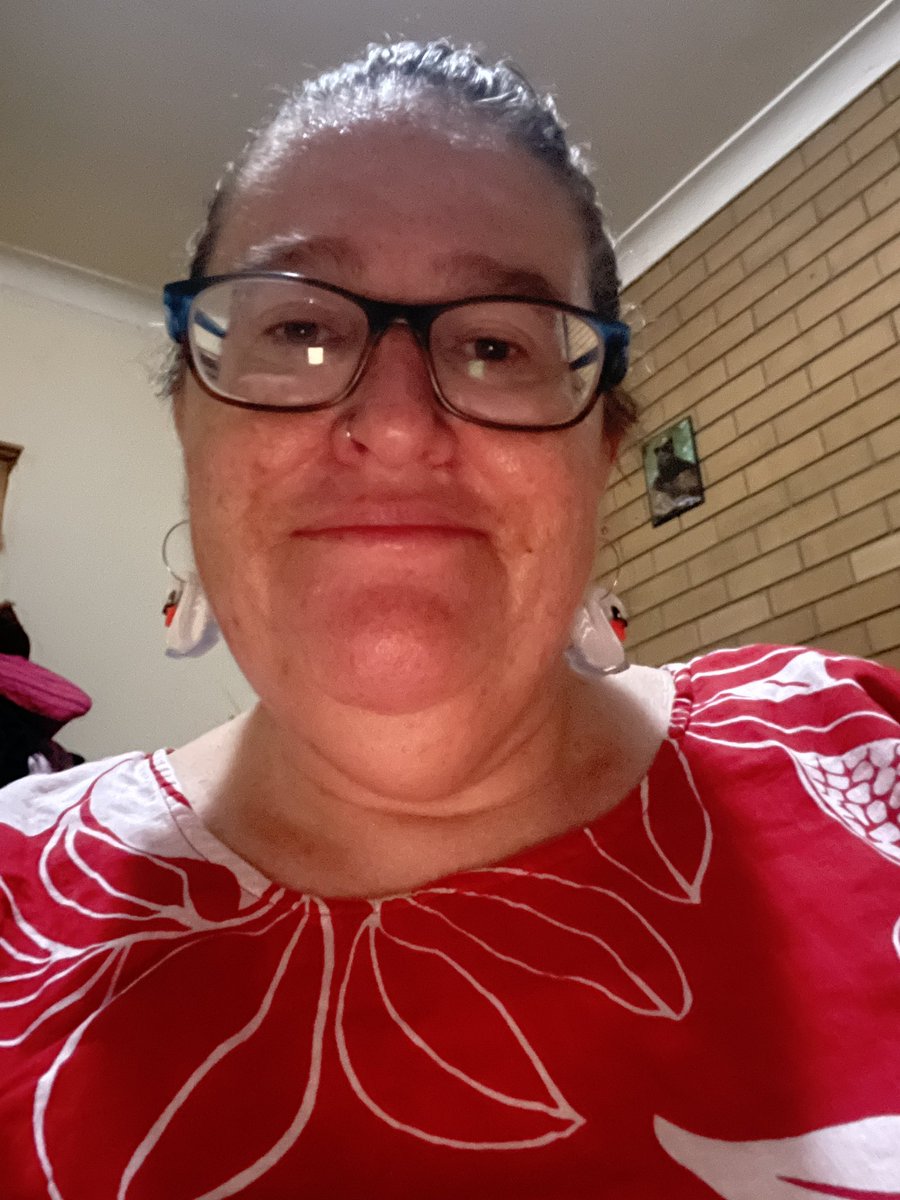 JBollingmoore's tweet photo. Wearing red and white in readiness for the Swans later tonight 🙌☺️☺️ https://t.co/oUb6qHaq8J