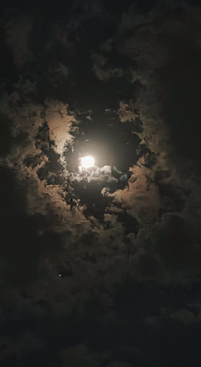 ftoom_6m's tweet photo. .
.
15 |رمضان 🌙🤍
قمر الليلة متخبي في الغيوم .. https://t.co/xCyRsw4jPv