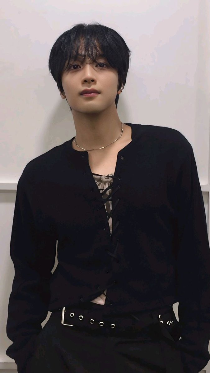 kadang kalo lg bengong gt tbtb suka keinget pas haechan pake baju ini. bukan main cakepnya. siapa stylistnya ya? mau sungkem