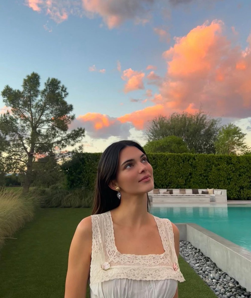 Diorgirlx's tweet photo. kendall jenner https://t.co/lM6i1MehdR