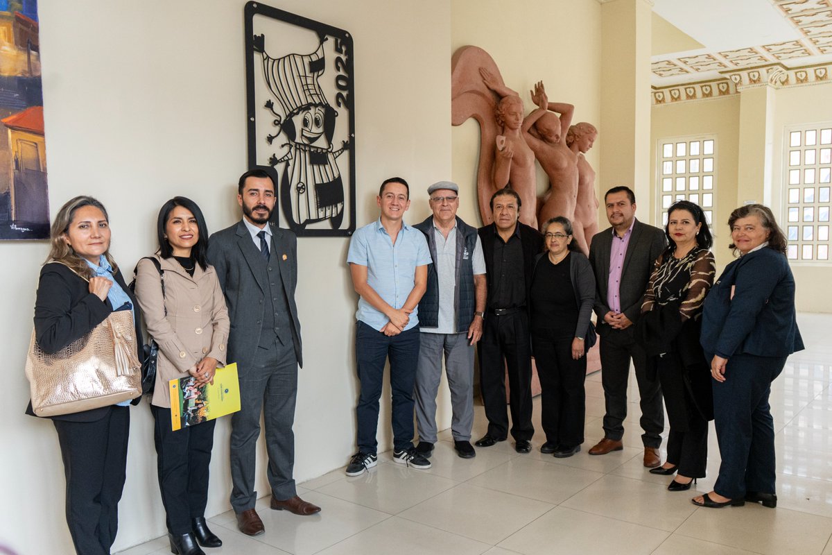 Estuvimos presentes en la inauguración del Paseo de las Mascotas del <a href="/FestivalDeLoja/">Festival de Loja</a>.
Los distintivos oficiales ya lucen en el foyer del Teatro Bolívar que celebra nuestra identidad cultural.

#SomosOsl